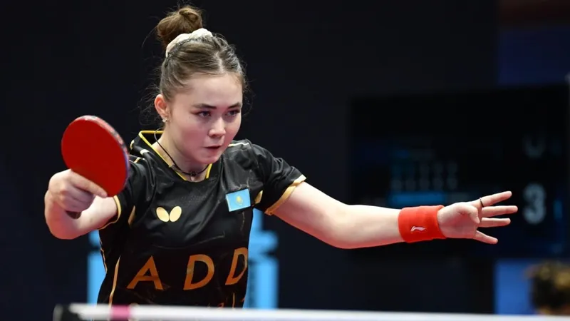 Үлкен сиськи бар Клеопатра порно