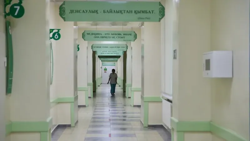 "Кондиционер басына түскен". Астанада тұрғын үй қаптамасының құлауы кезінде екі фельдшер зардап шекті