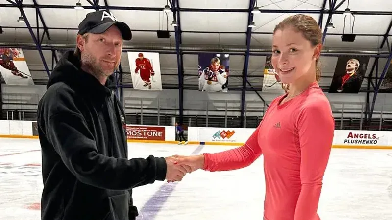 Головкин мен Рудковская  Софья Самоделкинаны жеңісімен құттықтады