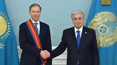 Денис Мантуров «Достық» орденімен марапатталды  Қазақстан Президенті Денис Мантуровты екі ел арасындағы достық пен ынтымақтастықты нығайтуға, сондай-ақ әлеуметтік-экономикалық және мәдени байланыстарды дамытуға қосқан елеулі үлесі үшін І дәрежелі «Достық» орденімен марапаттады.  Марапаттау рәсімі Қазақстан мен Ресей арасындағы өзара сенім мен ынтымақтастықты одан әрі нығайтуға бағытталған маңызды қадам ретінде бағаланды., сурет - Zakon.kz жаңалық 10.11.2025 12:39