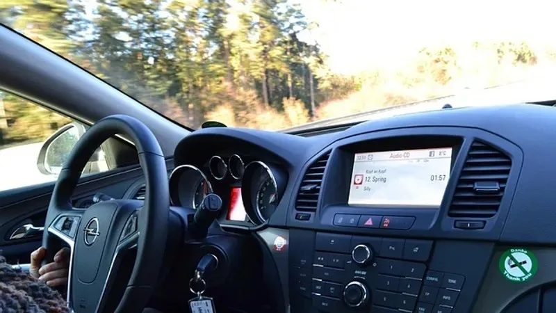 Желідегі видео: елордалық жүргізуші жол үстіндегі әдепсіз әрекеті үшін айыппұл арқалады