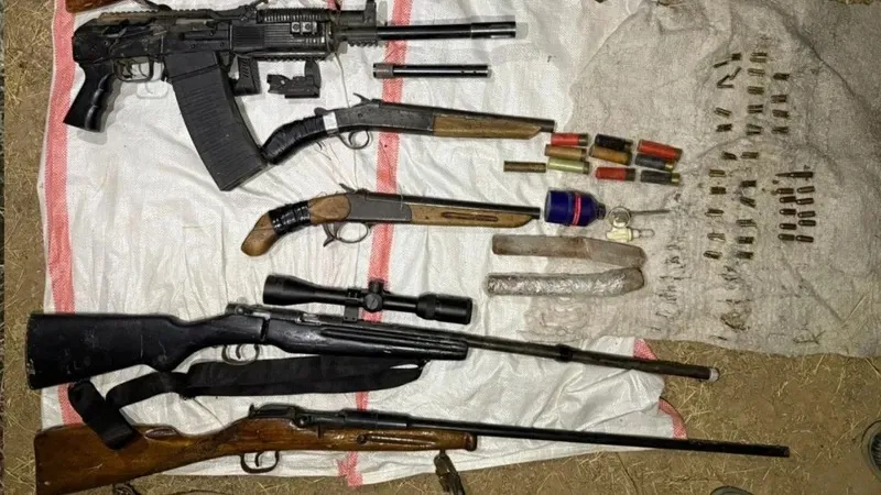 Астана мен Алматыда жаяу әскерлік отшашар, Калашников автоматтары мен тапаншалар тәркіленді