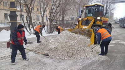 Астанада 3000-ға жуық жол жұмысшысы қар күреу жұмысына шықты, сурет - Zakon.kz жаңалық 11.11.2025 14:15