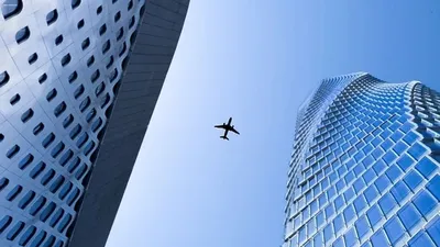 АҚШ-та ұшу кезінде жас жігіт ұшақтың есігін ашып жібермек болып, төтенше жағдай тудырды , сурет - Zakon.kz жаңалық 11.11.2025 09:13