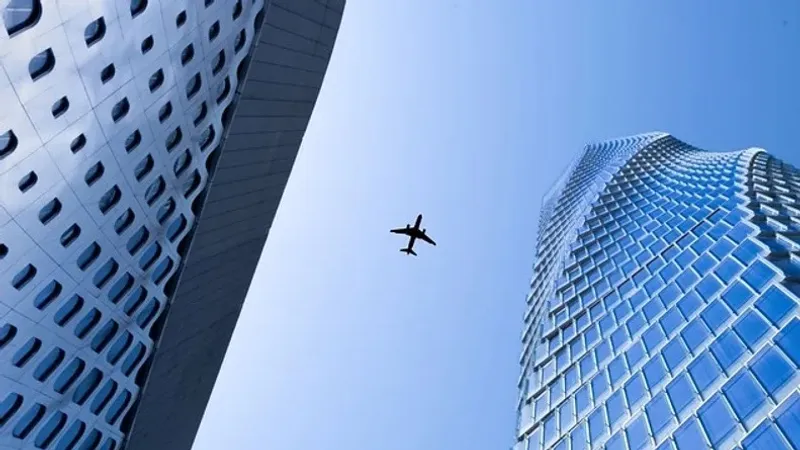 АҚШ-та ұшу кезінде жас жігіт ұшақтың есігін ашып жібермек болып, төтенше жағдай тудырды