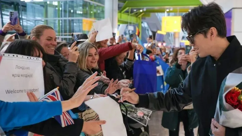 Әуежайдағы жанкүйерлер мен CNN сұхбаты: Димаш Лондонға келді