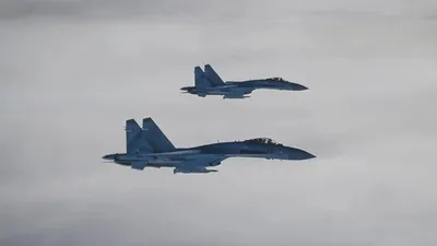 Қазақстан президентінің бортымен Ресей аспанында Су-35 ұшақтары қапталдасып ұшты