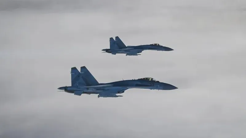 Қазақстан президентінің бортымен Ресей аспанында Су-35 ұшақтары қапталдасып ұшты