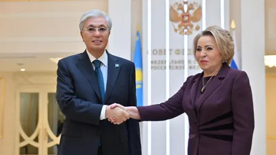 Валентина Матвиенкомен кездесу барысында Президент бұл сапарын Қазақстан-Ресей сан қырлы ықпалдастығының айтулы кезеңі ретінде қарастыратынын айтты., сурет - Zakon.kz жаңалық 12.11.2025 14:47