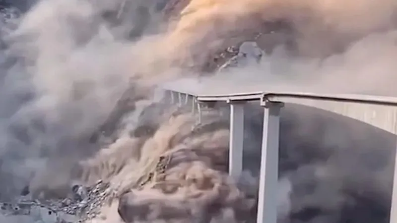 Қытайда ашылғанына бірнеше ай ғана болған автокөпір құлады