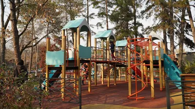 Алматының Медеу ауданы айтарлықтай өзгеріп келеді: көше жарығы жақсарып, аула көркейіп, қоғамдық кеңістіктер көркейтіліп отыр. Қазір 60 аула аумағында күрделі жөндеу жұмысы аяқталуға жақын. , сурет - Zakon.kz жаңалық 12.11.2025 15:16