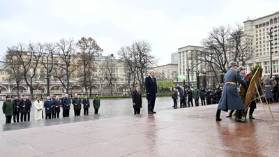 ҚР Президенті Қасым-Жомарт Тоқаевтың Ресей Федерациясына мемлекеттік сапарының екінші күні Александр бағындағы "Белгісіз жауынгер бейіті" мемориалына гүл шоғын қою рәсімінен басталды., сурет - Zakon.kz жаңалық 12.11.2025 14:07