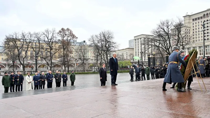 Мемлекет басшысы "Белгісіз жауынгер бейіті" ескерткіш мемориалына гүл шоғын қойды