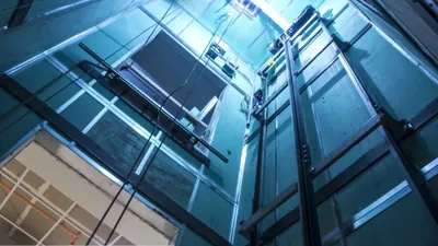 Астанада тұрғын үй кешенінде лифт жұмысшылардың үстіне құлап, бір адам қаза тапты, сурет - Zakon.kz жаңалық 13.11.2025 17:10