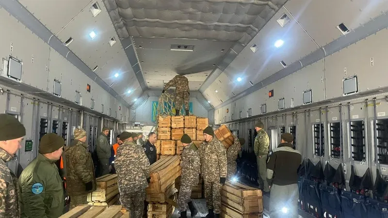 Гуманитарлық жүк, Қазақстан, Ауғанстан, жер сілкінісі, сурет - Zakon.kz жаңалық 13.11.2025 21:16