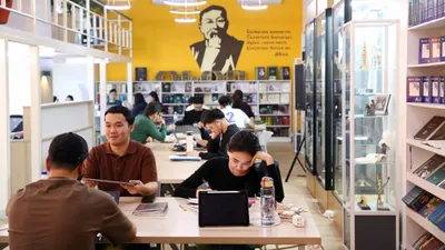 Алматы қаласында 37 кітапхана жұмыс істейді, оның 28-і қалалық бөлімшелер, 9-ы республикалық кітапхана. 2025 жылдың 11 айында 2,8 миллионнан астам қала тұрғыны кітапханаларға оқу, білім алу және қарым-қатынас үшін барған., сурет - Zakon.kz жаңалық 13.11.2025 10:39