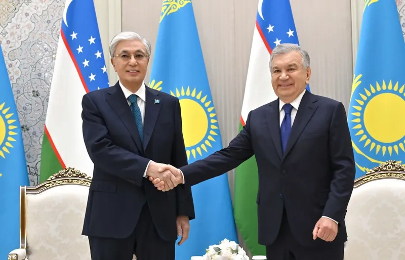 Тоқаев пен Мирзиеев "Ташкент-Хумо" әуежайында әңгімелесті