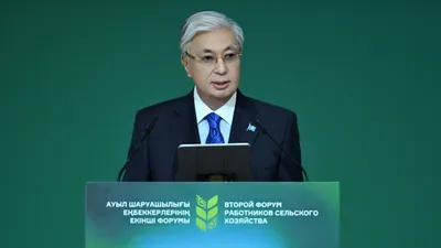 Қасым-Жомарт Тоқаев: «Мал шаруашылығының әлеуетін барынша пайдалану қажет»  «Біз бұған дейін егін шаруашылығын дамыту бағытында біраз жұмыс жүргіздік, жақсы нәтижеге қол жеткіздік. Енді мал шаруашылығына баса мән беруіміз керек.   Байтақ даламыздың барлық аймағында жыл он екі ай бойы мал бағуға болады. Осы мүмкіндікті дұрыс пайдалану қажет. Әрине, малды бағып, өсіру, оның санын көбейту – оңай шаруа емес, өте күрделі жұмыс. Мемлекет тиісті қолдау көрсетеді. Қазір нақты қаржыландыру тетіктері бар: жайылымдарды сумен қамтамасыз етуге, мал бордақылайтын орын салуға және асыл тұқымды мал алуға мемлекеттен субсидия беріліп жатыр. Былтырдың өзінде осы мақсатқа 60 миллиард теңгеден астам қаржы бөлінді. Сондай-ақ шаруашылығын кеңейтем деген кәсіп иелеріне жеңілдікпен несие алуға мүмкіндік бар.  Жолдауда мал шаруашылығы саласындағы агробизнесті қолдау жоспарын әзірлеуді тапсырдым. Мақсат – мал басын еселеу. Сол арқылы Қазақстанның халықаралық нарыққа ет жеткізуші ірі ел ретіндегі мәртебесін бекіте аламыз. Бұл мұратқа жету үшін мал шаруашылығын дамытуға оңтайлы жағдай жасау қажет. Ет бағытындағы мал шаруашылығының жүйелі өндірістік циклін енгізу жұмыстарын жалғастырған жөн. Жайылымдық жерлерді тиімді әрі ауыстырып пайдалану тәсіліне баса мән берген дұрыс.   Ветеринария саласындағы жағдай мәз емес екенін мойындау қажет. Ең алдымен, бұл саланы материалдық-техникалық тұрғыдан қамтамасыз ету керек. Мал дәрігерлерінің еңбек жағдайын жақсарту қажет, ветеринар мамандарды ынталандыру шараларын қарастырған жөн. Ветеринария саласының инфрақұрылымын күшейтуге қатысты жұмысты тиімді түрде жалғастыру керек»., сурет - Zakon.kz жаңалық 14.11.2025 12:55
