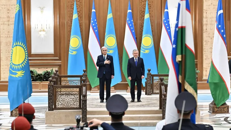 Қасым-Жомарт Тоқаевты Ташкентте қарсы алу рәсімі қалай өтті