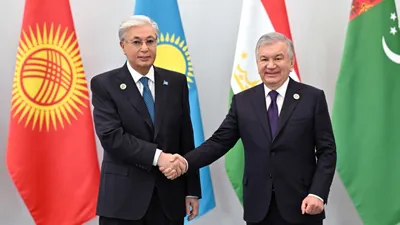 Қарсы алу, Ташкент, Қасым-Жомарт Тоқаев, Конгресс орталық, Шавкат Мирзиёев  , сурет - Zakon.kz жаңалық 16.11.2025 11:05