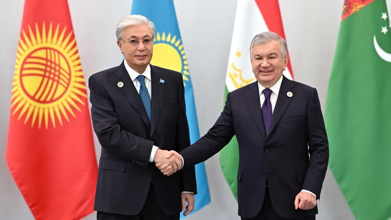 Қасым-Жомарт Тоқаевты Ташкенттегі Конгресс орталықта Шавкат Мирзиёев қарсы алды