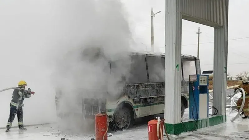 Атырау облысында жанар-жағармай құю бекетінде автобус өртенді
