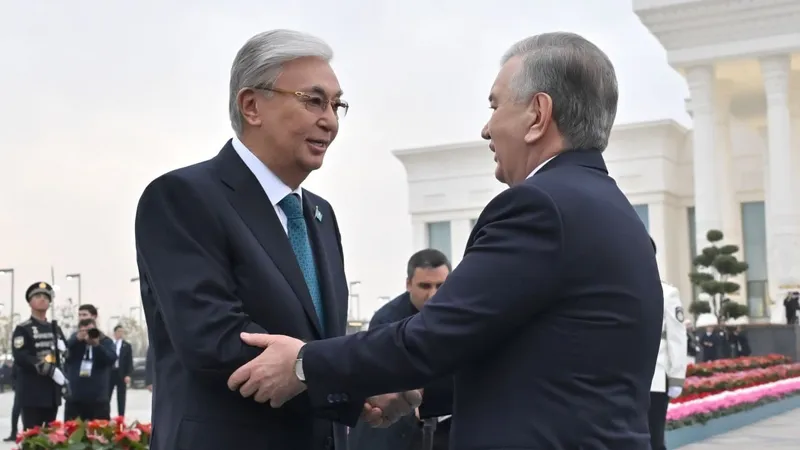 Қоштасу, Ташкент, әуежай, Қасым-Жомарт Тоқаев, Шавкат Мирзиеев, сурет - Zakon.kz жаңалық 16.11.2025 17:29