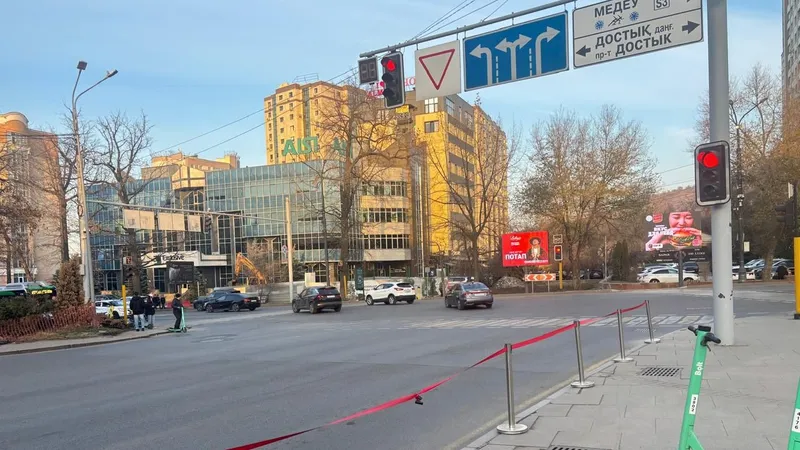 Алматының Достық даңғылы мен Жолдасбеков көшесінің қиылысында қозғалыс сызбасы өзгерді