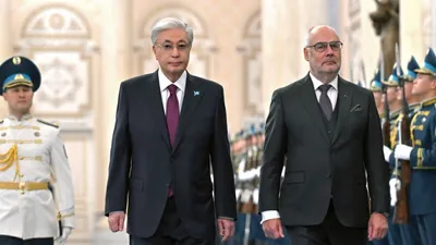 Ақордада Эстония Президентін салтанатты қарсы алу рәсімі өтті  Тараптар бір-біріне ресми делегация мүшелерін таныстырды.  Құрмет қарауылы ротасының бастығы мемлекеттер басшыларына рапорт берді.   Бұдан кейін екі елдің әнұрандары шырқалды., сурет - Zakon.kz жаңалық 17.11.2025 16:45