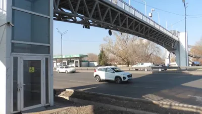 "Жұмыс істеп тұрған лифтті көрмедім" – алматылықтар жерүсті жаяу өткелдеріндегі мәселені көтеруде , сурет - Zakon.kz жаңалық 17.11.2025 16:00