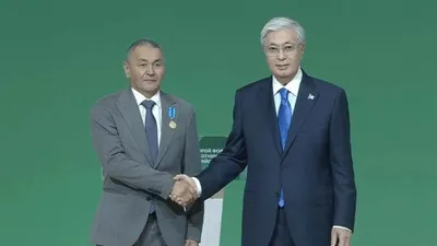 Ұлытаулық еңбеккер Президент қолынан "Ерен еңбегі үшін" медалін алды, сурет - Zakon.kz жаңалық 17.11.2025 12:18
