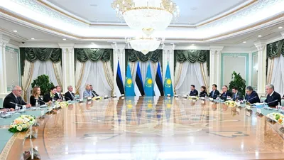 Келіссөз, Қазақстан, Эстония, Қасым-Жомарт Тоқаев, Алар Кариес, кеңейтілген құрам, сурет - Zakon.kz жаңалық 17.11.2025 18:28