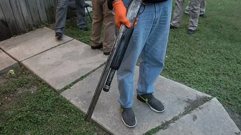 Мақтааралдағы оқиға: полицейді жаралаған ер адам оқиға орнында қаза болды