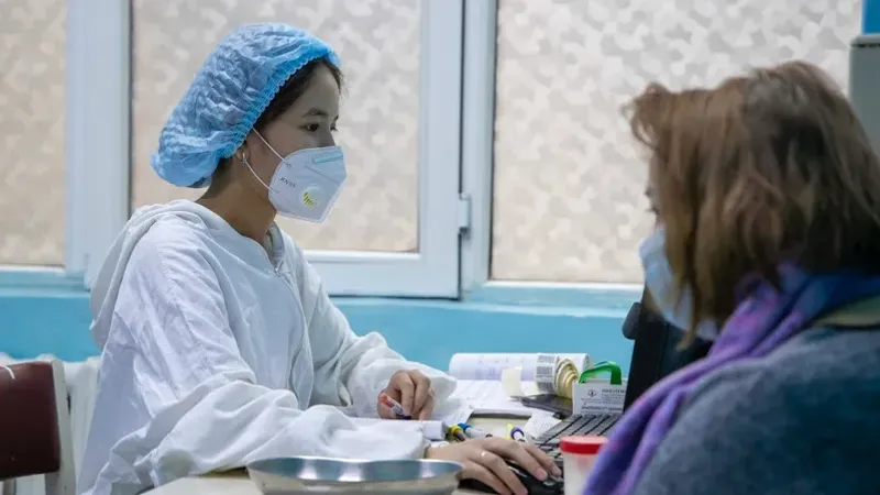 ЖРВИ жұқтыру кезінде баланы емдеу және ауруханаға жатқызу. Министрлік ескерту жасады