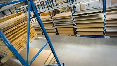 Бұйрық 2025 жылғы 30 қарашадан бастап қолданысқа енгізіледі  Айта кету керек, ішкі нарықтағы азық-түлік немесе басқа тауарлардың критикалық тапшылығын алдын алу немесе азайту мақсатында, орталық мемлекеттік органдар өз құзыреті шегінде белгілі бір тауарларды экспорттауға тыйым салу немесе сандық шектеулер енгізе алады, бұл үшін уәкілетті органмен келісім жасалуы тиіс. Сонымен қатар, квоталар мен тыйым салынатын тауарлар аса маңызды тауарлар тізіміне енгізілуі қажет.  Қазіргі таңда аса маңызды тауарлар тізімінде 170 тауар позициясы бар, оның ішінде: ет, балық, сүт, ірімшік, жұмыртқа, картоп, шай, бидай, ұн, май, қант, мұнай және мұнай өнімдері, ағаш, орман материалдары, жүн, алтын, металдар, темір-шүңгі және т.б. тауарлар бар., сурет - Zakon.kz жаңалық 20.11.2025 10:17