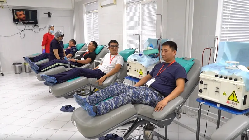 "Өмір сыйла – Донор бол": Атырауда полицейлер жол апатынан зардап шеккендерге арнап қан тапсырды