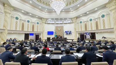 Премьер-министр Сенат депутатының сұрақтарына жауап бере отырып, қарыз алу негізінен коммерциялық тұрғыдан тартымды әрі өзін өзі ақтайтын жобаларға тартылуы керектігін, олар кейіннен бюджетке кіріс алу арқылы пайдалану процесінде құрылысқа тартылған қарыздарға қызмет көрсететінін атап өтті., сурет - Zakon.kz жаңалық 20.11.2025 16:54