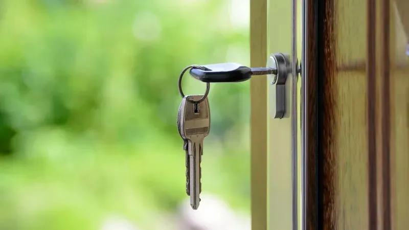 Павлодарда сот риелторды қолдап, үйін өз бетімен сатқан әйелден 300 мың теңге өндірді