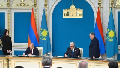 2025 жылғы 21 қарашада Қазақстан президенті мен Армения премьер-министрінің қатысуымен ресми делегация мүшелері үкіметаралық және ведомствоаралық құжаттарға алмасу жасады, деп хабарлайды Zakon.kz., сурет - Zakon.kz жаңалық 21.11.2025 14:18