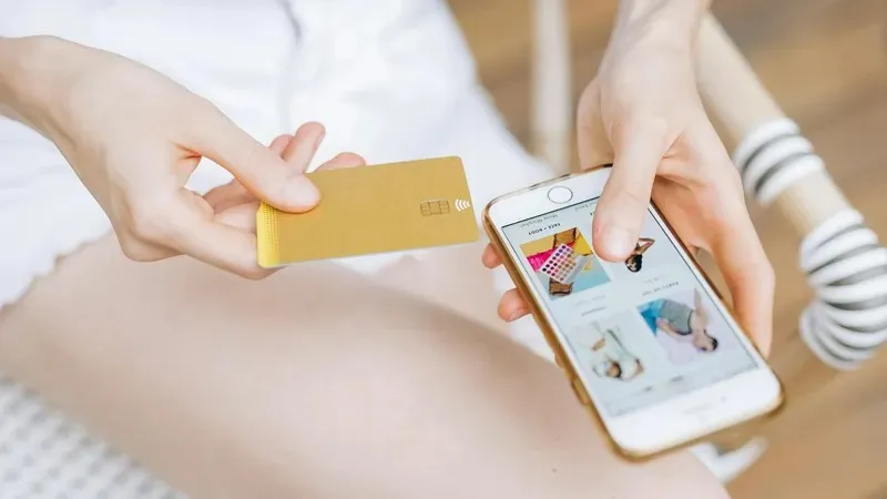 Сатушы кейбір дүкенде карта емес, QR-мен төлем жасау неге талап етілетінін айтты