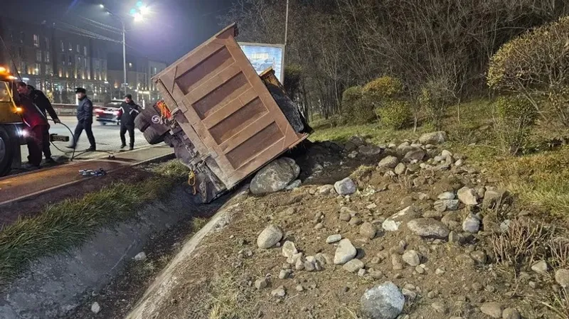 Алматыда тас тиеген жүк көлігі арыққа түсіп, аударылды