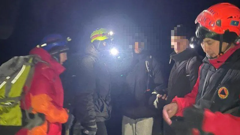 Алматылық құтқарушылар тас қараңғыда тауда адасып кеткен туристерді құтқарды