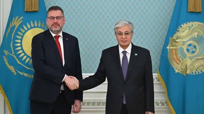 Қасым-Жомарт Тоқаев мәртебелі мейманға ілтипат танытып, Қазақстанның негізгі әрі сенімді серіктестерінің бірі Еуропа Одағымен көпжоспарлы ықпалдастықты одан әрі нығайту маңызды екенін атап өтті.   Президент осыдан 10 жыл бұрын қабылданған кеңейтілген серіктестік пен ынтымақтастық жөніндегі келісім екі жақты-қарым-қатынастың айтулы кезеңі деп санайды.   Мемлекет басшысы Орталық Азия елдері мен Еуропа Одағы арасындағы белсенді және конструктивті диалогқа жоғары баға берді.  Эдуардс Стипрайс Еуропа Одағы Қазақстанмен ынтымақтастықты одан әрі тереңдетуге бейіл екенін мәлімдеп, екіжақты және өңірлік күн тәртібіндегі ықпалдастықтың қарқыны арта беретініне сенім білдірді. , сурет - Zakon.kz жаңалық 24.11.2025 14:51