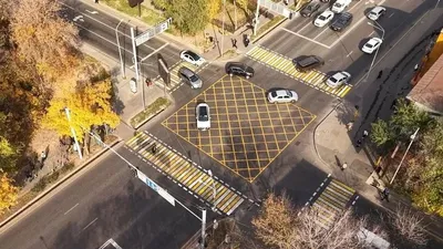 Алматыдағы "вафельді" жол белгісі: қандай жағдайда жүргізушілерге айыппұл салынады, сурет - Zakon.kz жаңалық 25.11.2025 15:32