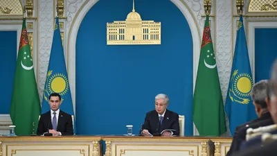 Президенттер Қасым-Жомарт Тоқаев пен Сердар Бердымұхамедов бұқаралық ақпарат құралдары (БАҚ) өкілдеріне арналған брифинг өткізді, деп хабарлайды Zakon.kz. , сурет - Zakon.kz жаңалық 25.11.2025 15:21