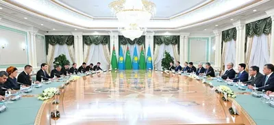 Сердар Бердімұхамедов Қазақстан мен Түрікменстанды Орталық Азиядағы стратегиялық серіктес мемлекеттер деп атады  – Мемлекеттерімізді ұрпақтан ұрпаққа аманат болып, көзіміздің қарашығындай сақтап келе жатқан ортақ тарихи тамырластық, мәдени-рухани ұқсастық, салт-дәстүріміздің жақындығы секілді құндылықтар біріктіреді. Саяси-дипломатиялық салада Түрікменстан мен Қазақстан жаһандық күн тәртібіндегі өзекті мәселелер бойынша сындарлы ықпалдастық орнатқан. Атап айтқанда, бейбітшілік пен қауіпсіздікті сақтау, энергетикалық тұрақтылықты нығайту, көлік байланысын ілгерілету, орнықты даму мақсаттарына қол жеткізу және климат өзгерісіне қарсы күрес мәселелері бойынша ұстанымдарымыз ортақ, – деді Түрікменстан Президенті.  Кездесу соңында Мемлекет басшысы Түрікменстан Президентінің елімізге сапары екіжақты ынтымақтастықтың жаңа кезеңіне жол ашып, достық пен стратегиялық серіктестікті нығайтуға тың серпін беретініне тоқталды. , сурет - Zakon.kz жаңалық 25.11.2025 12:38