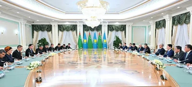 Тоқаев пен Бердімұхамедов екі елдің экономикасын, мәдениетін және энергетикасын талқылады