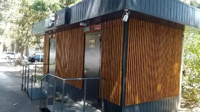 Алматыдағы даулы көше дәретханалары: мердігер бюджетке 143 млн теңгеге жуық қаражатты қайтаруға міндеттелді, сурет - Zakon.kz жаңалық 26.11.2025 16:40