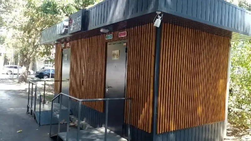 Алматыдағы даулы көше дәретханалары: мердігер бюджетке 143 млн теңгеге жуық қаражатты қайтаруға міндеттелді