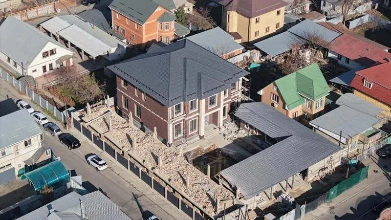 Алматыда заңсыз салынған ірі нысан сүрілуде